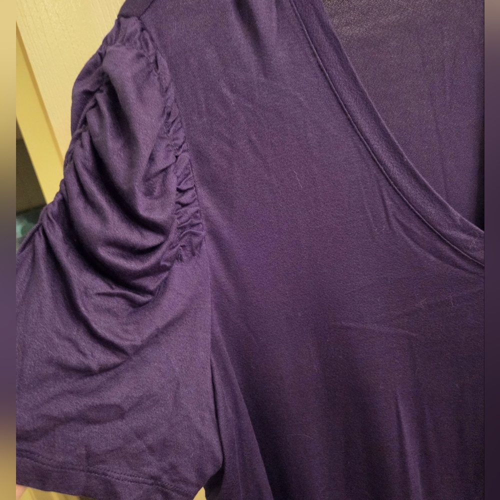 Lane Bryant Navy Blue V-Neck Swinger Style Tee With Ruched Sleeves - Picture 3 of 4